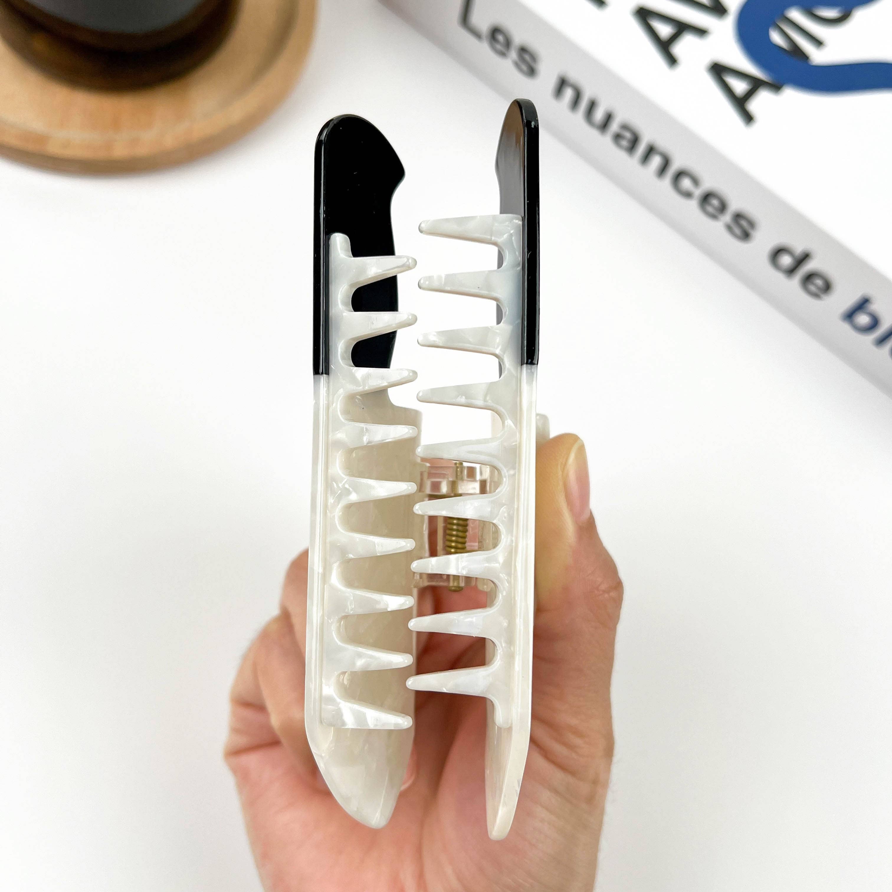 The Pearl Edge Claw Clip
